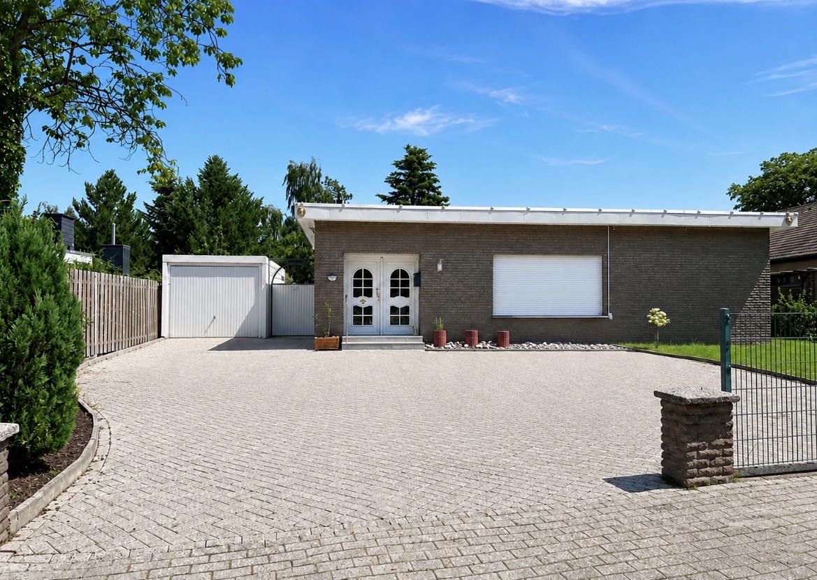 GOLDENDOGHOUSE – privates Wohnhaus mit großer Auffahrt in Rhauderfehn bei Sonnenschein